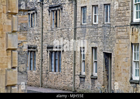 Charismatische lokale Gehäuse vom Cotswold Kalkstein in Cirencester Coxwell Street gebaut. Stockfoto