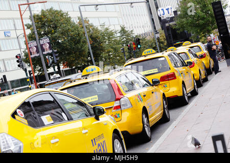 Stockholm, Schweden - 25. September 2016: Eine Reihe von gelben Taxis am Taxistand vor dem Stockholmer Hauptbahnhof geparkt. Stockfoto