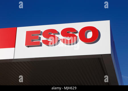 Elverum, NORWEGEN - 3. Oktober 2016: In der Nähe von Esso Tankstelle pterol Schutzdach mit Logo. Stockfoto
