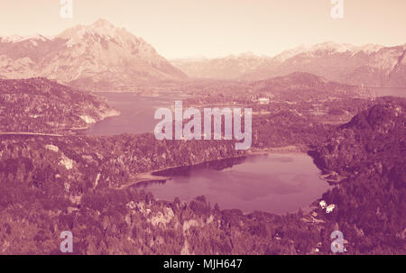 Blick auf die Berge und Seen Campanario an einem sonnigen Tag, Nationalpark Nahuel Huapi. San Carlos de Bariloche, Argentinien, Patagonien Stockfoto