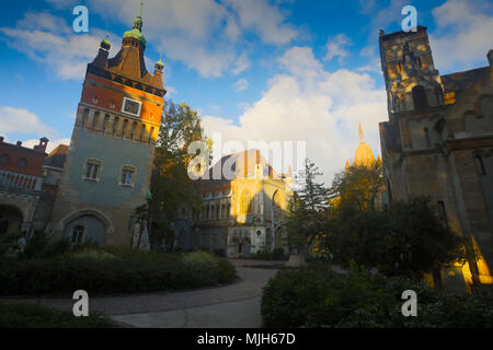 Blick auf den Innenhof der Burg Vajdahunyad Budapest, Ungarn Stockfoto
