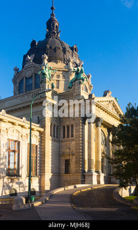 Stadtbild von Budapest mit dem Bau von Széchenyi Thermalbad im sonnigen Herbsttag Stockfoto