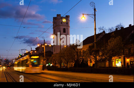 Stadtbild von Debrecen Straßen mit kleinen Reformierten Kirche in der Nacht leuchten, Ungarn Stockfoto