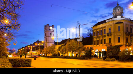 Stadtbild von Debrecen Straßen mit kleinen Reformierten Kirche in der Nacht leuchten, Ungarn Stockfoto