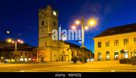 Sicht der Nacht Straßen der Stadt Debrecen mit kleinen Reformierten Kirche, Ungarn Stockfoto