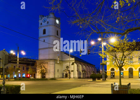 Stadtbild von Debrecen Straßen mit kleinen Reformierten Kirche in der Nacht leuchten, Ungarn Stockfoto