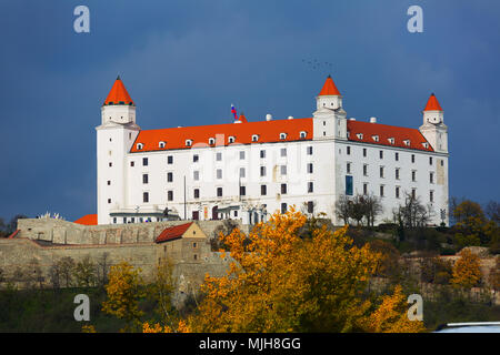 Bild der Nacht Licht der Burg von Bratislava in der Slowakei. Stockfoto