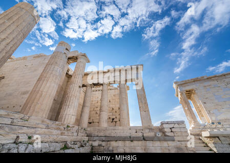 Monumentale Gateway genannt Propyläen, Eingang an die Spitze der Akropolis von Athen, Griechenland. Tempel der Athena Nike auf der rechten Seite Stockfoto