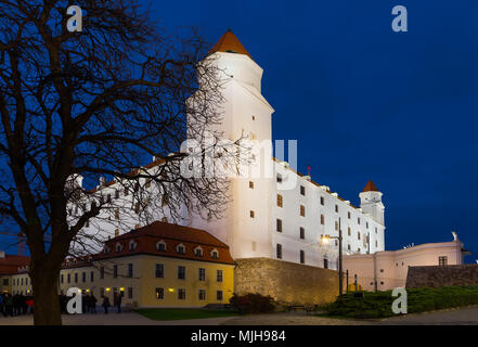 Nacht Blick auf Bratislava Burg auf dem Hügel der Stadt in der Slowakei. Stockfoto