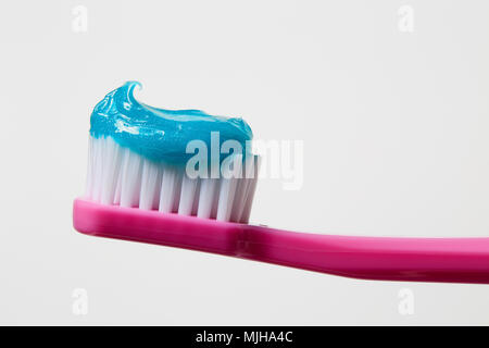 Nahaufnahme von Zahnbürste mit Zahnpasta auf weißem Hintergrund. Stockfoto