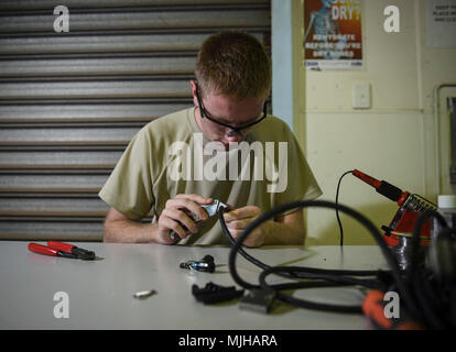 Us Air Force Senior Airman Samuel Irwin, 20 Expeditionary Aircraft Maintenance Unit Kommunikations-/Navigationssysteme Facharbeiter, Schnitte entfernt Isolierung einer Crew Kommunikation Kabel von der Royal Australian Air Force (RAAF) Base Darwin, Australien, 2. April 2018. Irwin und anderen Betreuern unterstützen zwei B-52 H Stratofortress Flugzeuge in Darwin an der Enhanced Air Zusammenarbeit (EGZ) Übungen mit raaf Flug- und Bodenpersonal. Die Übung verbessert die US-Fähigkeit zu trainieren und mit den australischen Service Mitglieder und andere Verbündete und Partner in der Region betreiben, weiter aktivieren Stockfoto