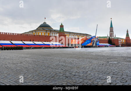 Moskau, Russland - 27. April 2018: Roter Platz mit Dekoration, Vorbereitung für den 9. Mai Tag des Sieges Stockfoto