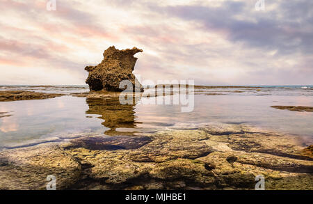 Neil Insel Andaman Sea Shore mit Unterwasser Korallen und natürlichen Felsen bei Sonnenuntergang Stockfoto