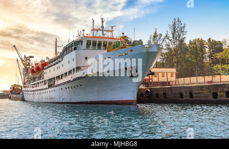 Passagierschiff auf Port Blair Andaman mit Blick auf den Hafen, die Werft bei Sonnenaufgang. Stockfoto