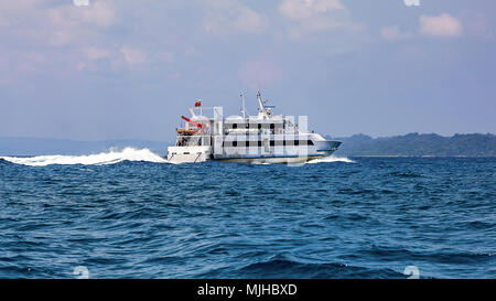 Kreuzfahrtschiff mit Touristen im Andaman Meer auf dem Weg nach Havelock Inseln. Stockfoto