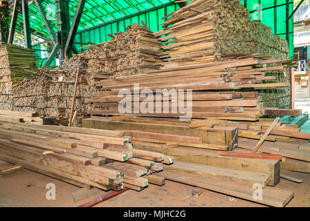 Holzbohlen im Lager von Chatham sawmill in Port Blair, Andamanen Indien gestapelt. Stockfoto