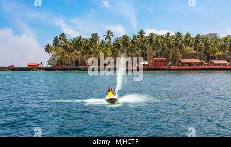 Weibliche Touristen genießen Meer Wasserski in der Nähe des Strandes an der Ross Insel Andamanen Indien. Stockfoto