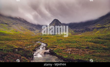 Moody Landschaft Blick auf die Cuillin Hills mit Blick auf den Fluss im Vordergrund, Schottland, Vereinigtes Königreich Stockfoto