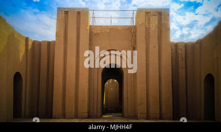 Tor der teilweise restaurierten Ruinen von Babylon, Hillah, Irak Stockfoto