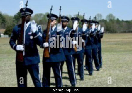Die 4Th Fighter Wing base Ehrengarde führt eine 21-gun Salute während der trauerfeier von Oberst Edgar "felton "Davis, April 6, 2018, in Goldsboro, North Carolina. Allen ehren Waren sowie eine fehlende Mann Formation durch Mitglieder der 333 Fighter squadron geflogen. (U.S. Air Force Stockfoto