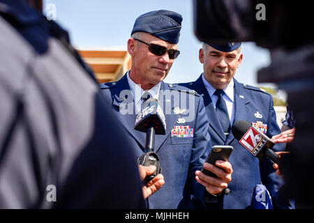 Pensionierte Oberst Allen Davis, Sohn von Oberst Edgar "Felton' Davis, eine Aussage zu zivilen Medien nach der Internierung Zeremonie am 6. April 2018, am östlichen Carolina State Veteran-kirchhof in Goldsboro, North Carolina. Oberst Edgar "Felton' Davis war ein Navigator an Bord eines RF-4C Phantom Fighter-Bomber Aircraft, auf das 11 Tactical Reconnaissance Squadron zugeordnet, die während der Nacht abgestürzt Stockfoto