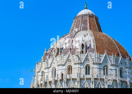 Kuppel des Pisa baptisterium an der Piazza dei Miracoli (Platz der Wunder) in Italien Stockfoto