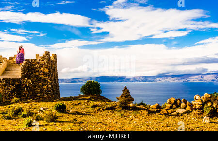 Blick auf indigene Frau auf der Isla del Sol vom Titicacasee - Bolivien Stockfoto