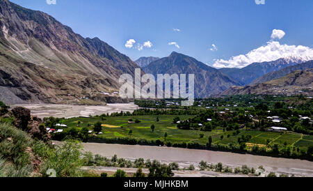 Kunar aka Chitral oder Fluss Kama in der Nähe von Lowari, Khyber Pakhtunkhwa Provinz, Pakistan Stockfoto