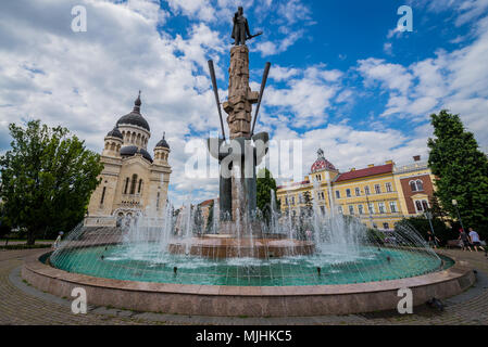 Avram Iancu Statue und Brunnen und rumänischen orthodoxen Kathedrale der Entschlafung der Gottesgebärerin auf Avram Iancu Quadrat in Cluj-Napoca Stadt in Rumänien Stockfoto