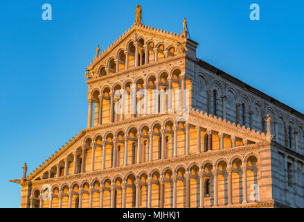 Goldenes Sonnenlicht auf die Fassade der Kathedrale von Pisa in Italien bei Sonnenuntergang gegen einen wolkenlosen Himmel Stockfoto