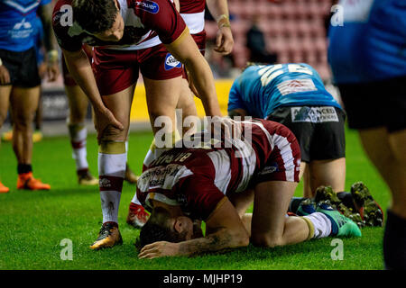 Die wigan Warriors John Bateman ist während zählen seine Seiten 6. Versuchen Sie, den 4. Mai 2018, DW Stadium, Wigan, England verletzt; Betfred Super League Rugby, Wi Stockfoto