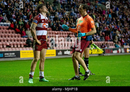 Die wigan Warriors John Bateman ist während zählen seine Seiten 6. Versuchen Sie, den 4. Mai 2018, DW Stadium, Wigan, England verletzt; Betfred Super League Rugby, Wi Stockfoto