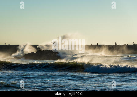 Atlantik Wellen auf die Felsen. Blick von Foz do Douro Bezirk der Stadt Porto, die zweitgrößte Stadt in Portugal Stockfoto