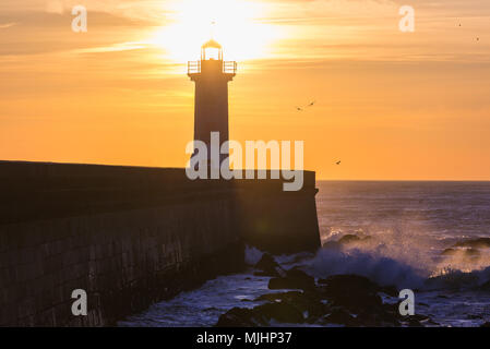 Felgueiras Leuchtturm bei Sonnenuntergang über dem Atlantik in Foz Douro Bezirk von Porto Stadt, zweitgrößte Stadt in Portugal Stockfoto