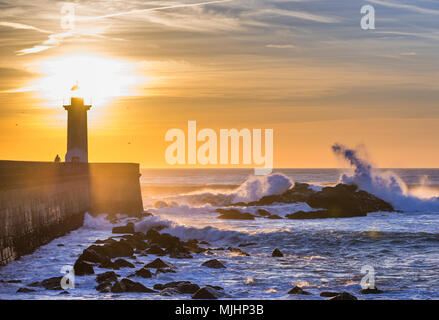 Malerischen Sonnenuntergang über dem Atlantik. Ansicht mit Felgueiras Leuchtturm in Foz Douro Bezirk von Porto Stadt, zweitgrößte Stadt in Portugal Stockfoto