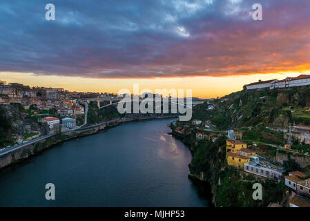Spektakulären Sonnenaufgang über dem Fluss Douro verbunden in Portugal Porto und Vila Nova De Gaia (rechts) Stockfoto