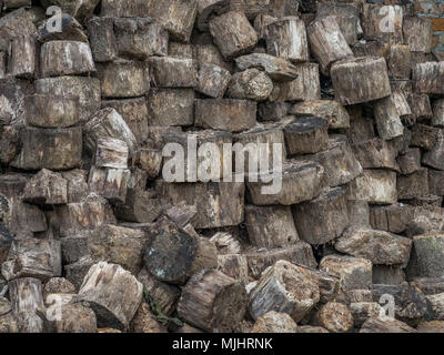 Hintergrund. Runde, abgeschnittenen Trunks liegen eine auf der anderen. Stockfoto