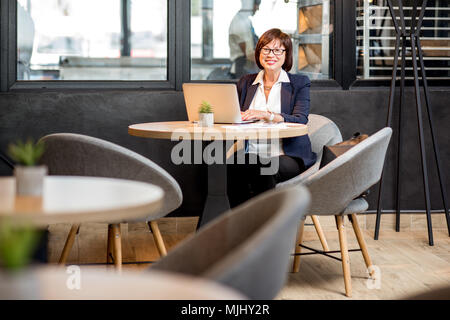 Business Woman im Cafe arbeiten Stockfoto
