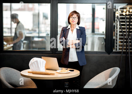 Portrait eines älteren Bäckerei Eigentümer Stockfoto