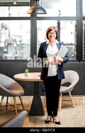 Senior Business Frau Porträt im Innenbereich Stockfoto