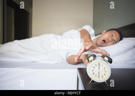 Hand, die heraus für Wecker am Morgen um 06.00 Uhr Stockfoto