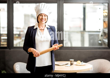 Senior Chef Konditor in der Bäckerei Stockfoto