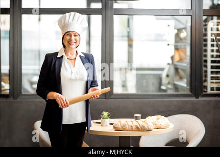 Senior Chef Konditor in der Bäckerei Stockfoto
