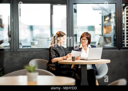 Senior Chef und der Junge Koch im Restaurant Stockfoto