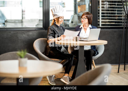 Senior Chef und der Junge Koch im Restaurant Stockfoto