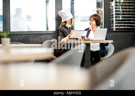 Senior Chef und der Junge Koch im Restaurant Stockfoto