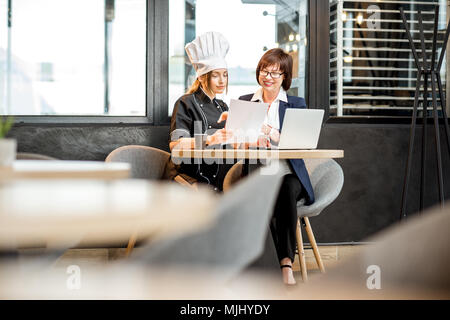 Senior Chef und der Junge Koch im Restaurant Stockfoto