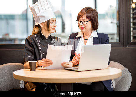 Senior Chef und der Junge Koch im Restaurant Stockfoto