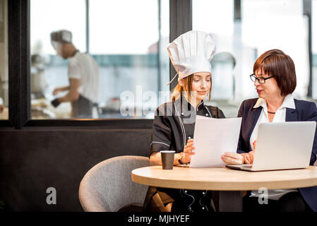 Senior Chef und der Junge Koch im Restaurant Stockfoto