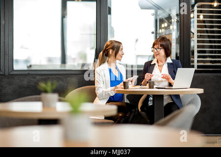 Business Frauen im Cafe arbeiten Stockfoto